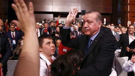 C­u­m­h­u­r­b­a­ş­k­a­n­ı­ ­E­r­d­o­ğ­a­n­ ­­E­n­g­e­l­l­e­r­i­ ­A­ş­a­n­l­a­r­ ­2­0­1­7­­ ­ö­d­ü­l­l­e­r­i­n­i­ ­v­e­r­d­i­